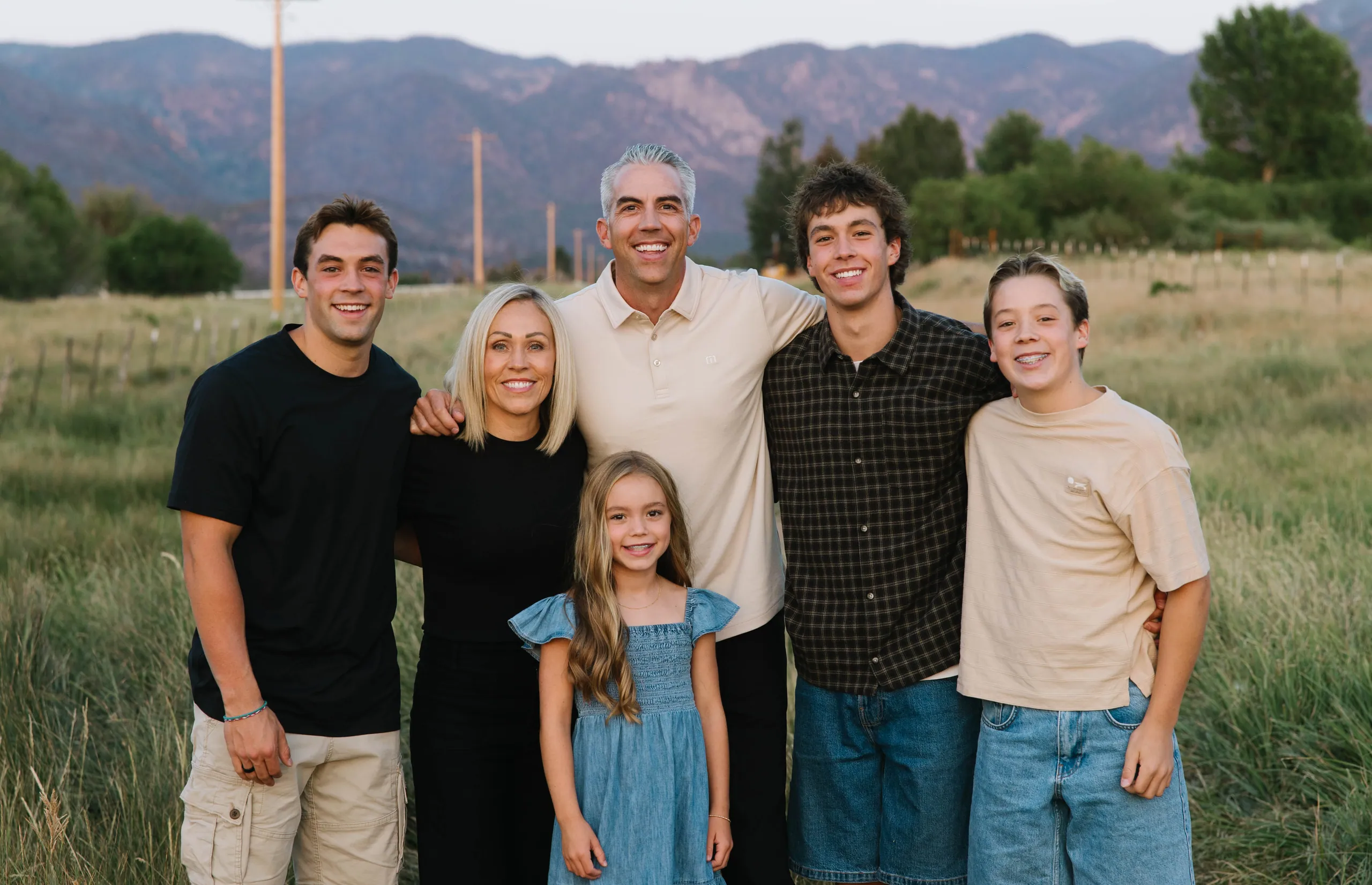 El Dr. Mark Ence con su esposa e hijos al aire libre